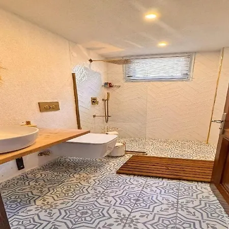 Faralya Da Deniz Manzarali Oezel Havuzlu Muestakil Villa